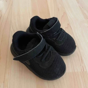  - Nikeskor i mycket fint skick. Storlek 21. Endast använda inomhus. Skickas mot frakt.