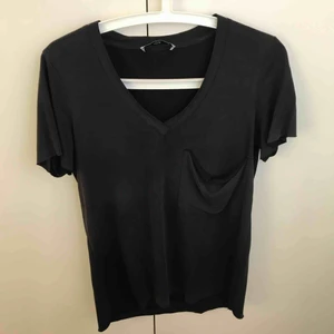  - T-shirt i lite mocka liknande material. Jättefin! 