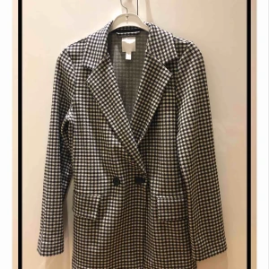  - Snygg rutig kavaj från HM storlek 34  Använd 1 gång så är som ny! Fler bilder finns:) 