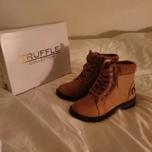 - Har ett par oanvända skor från Truffle i storlek 40. Endast provade.  Ordinarie pris: 450 kr  Säljer de nu för 300 kr Köparen får stå för eventuell frakt