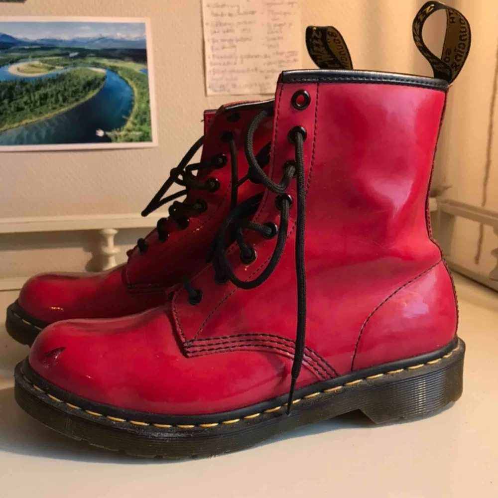 Lackröda Dr. Martens i storlek 38.  I princip oanvända, dock med en svart fläck på den skons framsidan. . Skor.