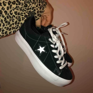  - Converse platform i superfint skick, använda max 5 gånger. Frakt tillkommer på 50 kr. 