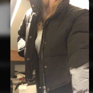  - Short padded jacket från na-kd. Använd 4-5 ggr så i väldigt fint skick. Verkligen super snygg jacka till iprincip vad som helst. Men hos mig kommer den tyvärr inte till användning! Nypris 699kr 