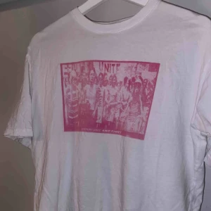  - En cool t-shirt från junkyard med rosa tryck! Hör av er vid intresse, frakt tillkommer på 63kr!❤️