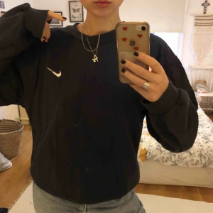  - Nike crewneck i bra skick! Marinblå med vit nikelogga