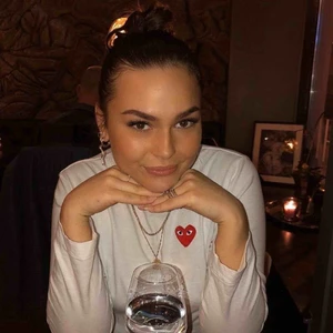  - Tröja från Comme des garcon, säljer då jag knappt använder den  Har ett litet hål i sömmen på sidan, skickar bilder vid intresse 