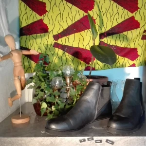  - Fake leather boots perfect for Swedish autumn, winter and spring. Used once. Buyer pays for shipping, 42 Swedish kroner. I accept Swish payment. "de som tänker längtar" 