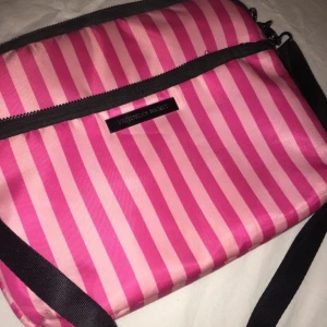  - Ipad / tablet väska med avtagbart och justerbart band från Victorias Secret. 