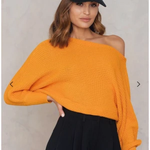  - Helt ny stickad tröja med offshoulder. Har denna i flera andra färger och jag älskar passformen och modellen. Denna färg passade dock inte mig. Den är helt ny o oanvänd, prislappar kvar!