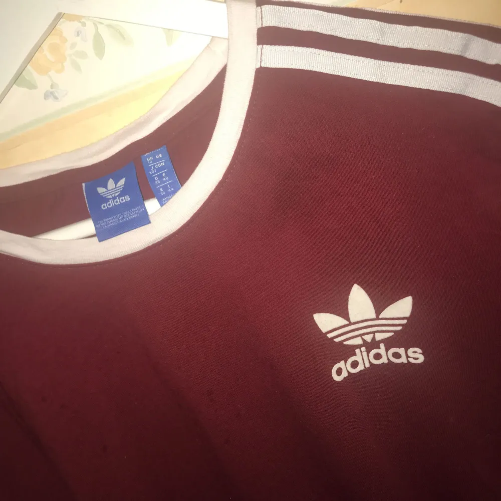 Snygg vin röd adidas T-shirt  Nå mig bäst via 0769028387. T-shirts.