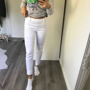  - Säljer ett par vita kostymbyxor, använda en gång. Storlek 34, hade suttit tajtare på någon som har 36. 