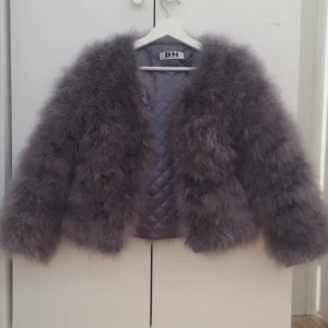  - DMretros populära Dream jacket i Dark grey, inköpt för 1400kr. I väldigt fint skick då den nästan aldrig använts. Står ingen storlek i jackan men passar på mig som vanligtvis har XS-S. Pris kan diskuteras! 