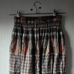 Meet the autumn with this caracteristic skirt. The buyer pays national shipping, 42 Swedish kroner. 