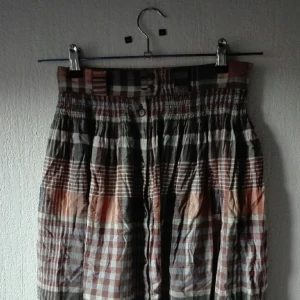  - Meet the autumn with this caracteristic skirt. The buyer pays national shipping, 42 Swedish kroner. 