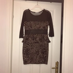  - Jätte fin  klänning som är oanvänd. 