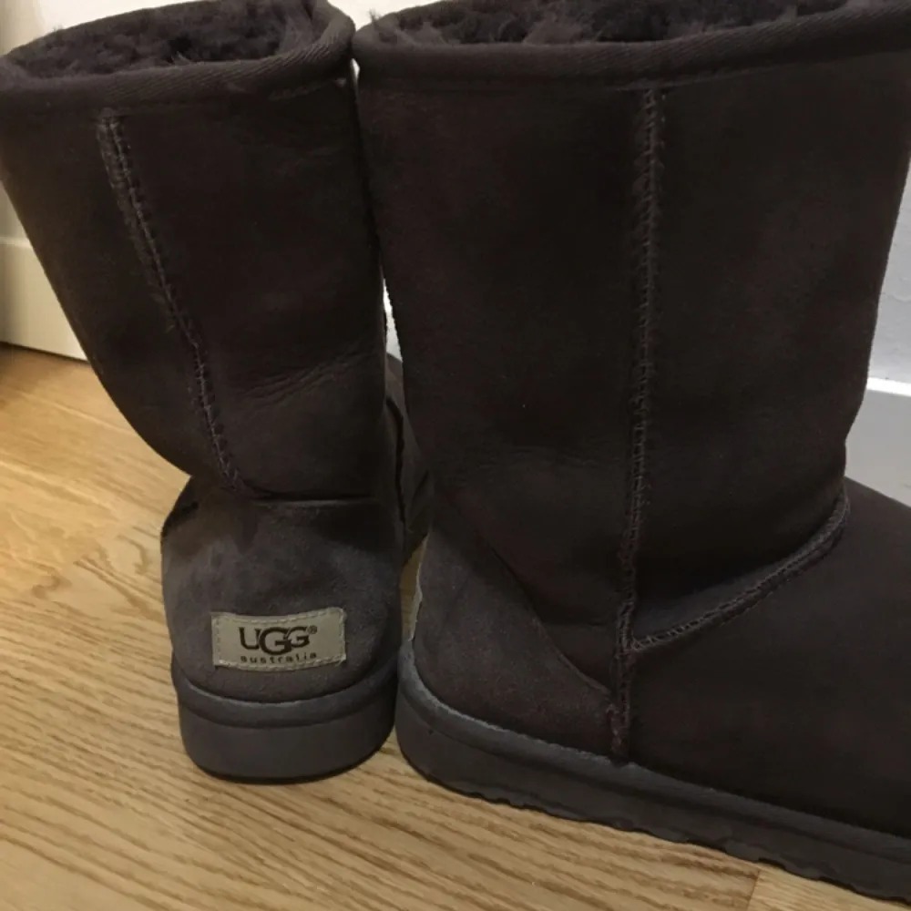 Uggs endast använda 3 gånger! Nypris är 2197:-  Storlek 38 självklart äkta!!!. Skor.