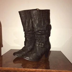  - Jätte fina stövlar, använda 1gång endast.  Strl 37.  Nypris 799kr. 