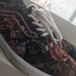  - Superfina och sköna skor från vans. Säljer dessa pga att de tyvärr inte får komma ut i det fria såpass mycket som de förtjänar. 🌸🌸