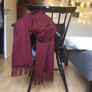  - Fin halsduk från Bik bok. Använd så inte nyskick men fortfarande fint skick, det enda ”felet” är det som syns på bild tre. 2 m lång och 80 cm bred. Skickas mot fraktkostnad eller möts upp i Linköping 💘