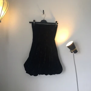  - Sammetsklänning med ballongkjol från weekday. Tror det är en M men skulle lätt passa en S också. Mycket bra skick! 