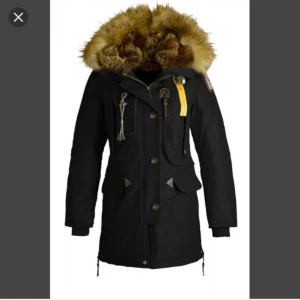  - Säljer min parajumper kodiak i storlek XS. (34/36)  Kvitto finns samt fler bilder vid förfrågan. Jag finns i Linköping/Norrköping men kan även frakta jackan vid intresse. OBS! Köparen står för frakt och den skickas självklart spårbart och leveranstid är 1-3 arbetsdagar. Kan även någon enstaka gång mötas upp i Tensta/Stockholm trakterna. Kvitto medföljer!   Kan även tänka mig att byta mot andra stilrena vinterjackor som exempelvis woolrich osv i storlek 36/S. Obs i fint skick! 