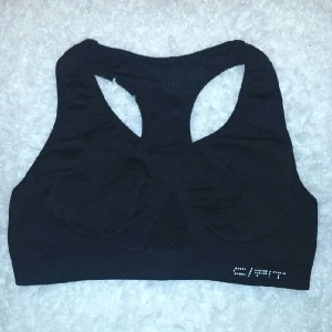  - Sport top från Cubus använd men i gott skick.