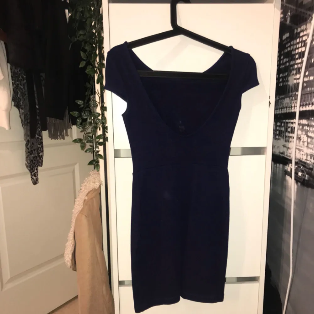 Mörkblå kort klänning med djupare rygg. Köpt i Italien. Klänningar.