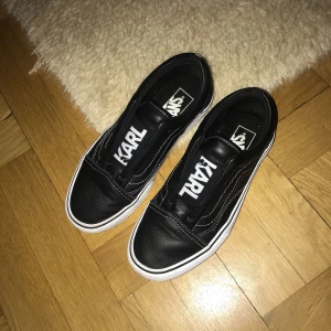  - Vans X Karl Lagerfeld. Säljer pga lite för stora för mig. Använda 3ggr och är i så gott som nyskick. Orginalpris ca 1400kr.