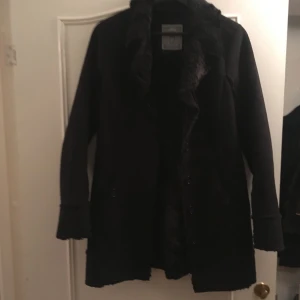  - Svart kappa i bra skick, är storlek medium men känns mer som small. 