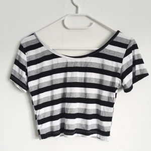  - Randig croptop i superskönt tyg! Köpt i Malta och säljer pga kommer ej till användning. I fint skick 🌟