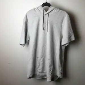 Cool, grå kortärmad hoodie från hollister.  Skriv om du är intresserad av fler bilder eller har frågor! 