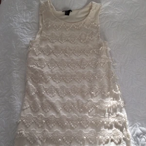  - Has a small stain. 