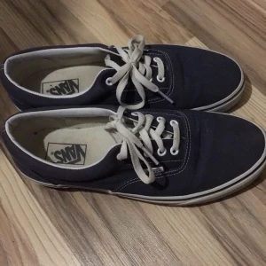  - Säljer ett par mörkblåa vans, väldigt fint skick och knappt använda! Kan mötas upp i Hbg  Frakten står köparen för!