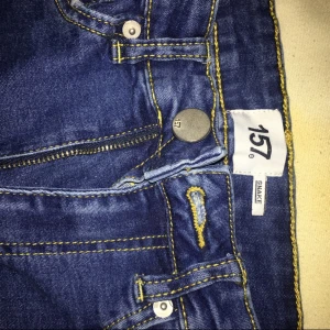  - tre olika jeanse i mörkblå och svart. De första två är från lager, den sista från cheapmonday :) 1 par för 100. alla tre för 200.