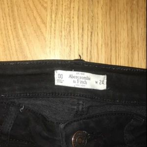 - Svarta jeans från abercrombie i fint skick! Om de ser smutsiga ut så är det pga kameran. Kan mötas upp i Stockholm eller Linköping, annars tillkommer frakt💕