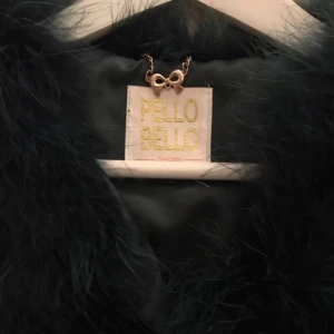 Pellobello, grön, M - Pälsjacka från Pellobello, long version. Smaragdgrön färg, bild nr 2 visar hur färgen ser ut irl. Använd en gång, nypris 1250 kr. Möts upp i Stockholm eller skickar mot fraktkostnad. 