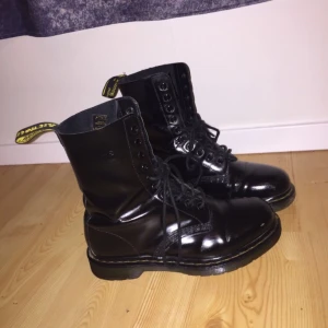  - Ett par använda men väl omhändertagna dr. Martens Mycket fint skick! 