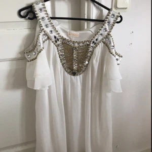  - Vit klänning, använd endast en gång. 