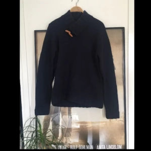  - MYSIG och varm tjocktröja från Samsoe Samsoe alltså RIKTIGT nice kvalitét! Detta är min pojkväns och han har endast använt den några gånger.  Orginalpris 799kr 