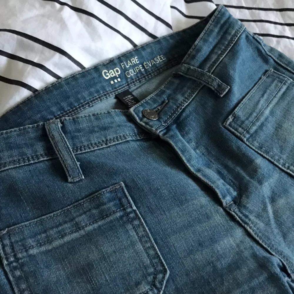 Flare jeans från Gap köpta i USA!! Säljer pga tyvärr för små för mig:( använda 2 gånger, frakt tillkommer . Jeans & Byxor.