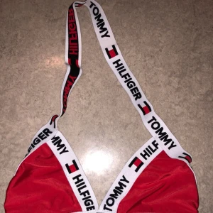  - Vintage Tommy Hilfiger bikini kan användas som topp . Riktigt snygg, använt endast en gång! 