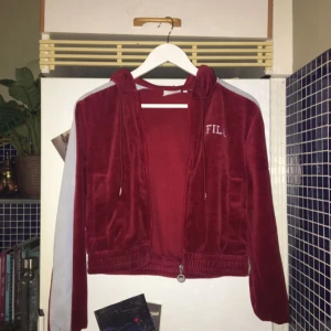  - FILA-velour. Använd 1 gång inne för selfies. Nypris ca 600 kr