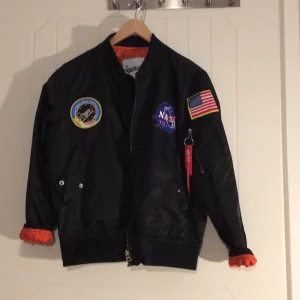  - Vår/höst jacka som jag aldrig använt. Betalning sker via swish.  Köparen står för frakten 