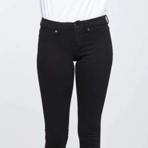 Alex jeans-Ginatricot Nypris-300kr 👖👖 199kr+frakt Färgen är svart grå från början (inte urtvättade) Frakt ingår i priset!!
