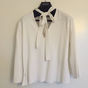  - Vit blus från Zara med knytning framtill. Använd ett fåtal gånger. Köparen betalar frakten och betalning sker med Swish.