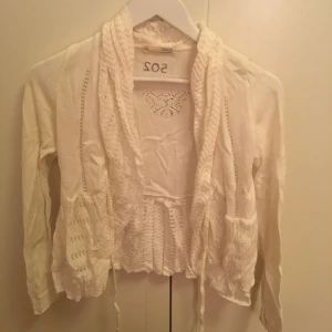  - Stickad vit kofta från odd molly