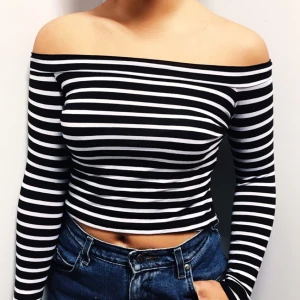  - Randig offshoulder topp från Asos Petite i storlek 38 säljes för 50kr, frakt tillkommer. (Kan även mötas upp i Malmö) Betalning sker via swish. 