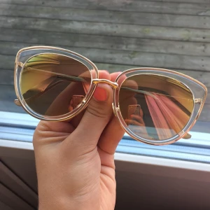 - Jättesnygga solglasögon köpta nu i sommar men som inte kommer till användning för mig eftersom jag inte tycker jag passar i modellen. De är lite cateye med guldiga bågar och polariserade glas skiftande i rosa/gult/grönt. De är i väldigt bra skick, använda max 3 gånger och nypriset var 130! ✨