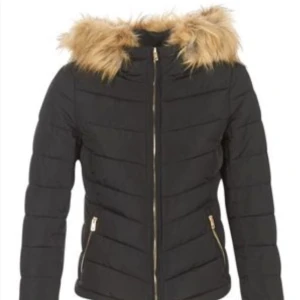  - Vinterjacka som knappt är använd, runt 5 gånger. Säljer för att den är för stor för mig. 