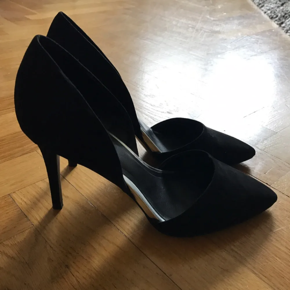 Svarta mocka imitation pumps ifrån Mango. Aldrig använda. Jag betalar frakt och har swish. Skor.